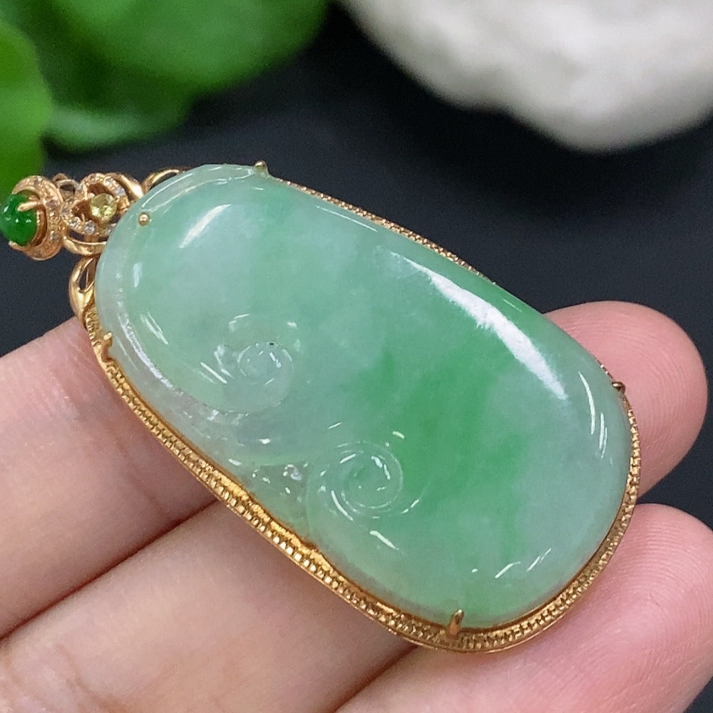 Colgante incrustado de jadeíta Ruyi, oro de 18K, peso total aproximado 7.3 g