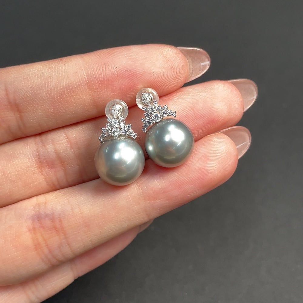 18k seawater pearl earrings, color origin undetermined, non-diamond, total weight approximately 4.84g, size about 11.3mm