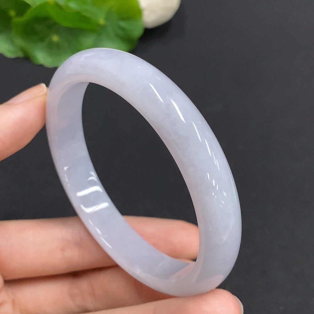 Huiliu certified jadeite round bangle with smooth, polished surface showcasing natural green jade color and craftsmanship.