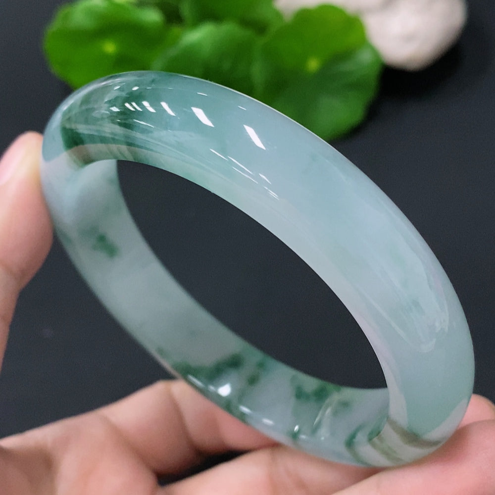 翡翠圆镯,尺寸57毫米,总重量约63.51克【总价值:15,125美元】