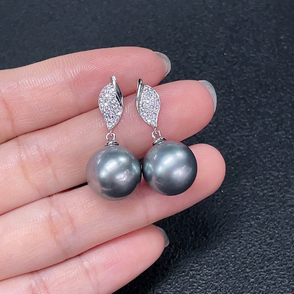 HKHQ seawater pearl earrings with 12.5mm pearls, set in 18K gold, showcasing elegant jewelry with a total weight of 7.4g.