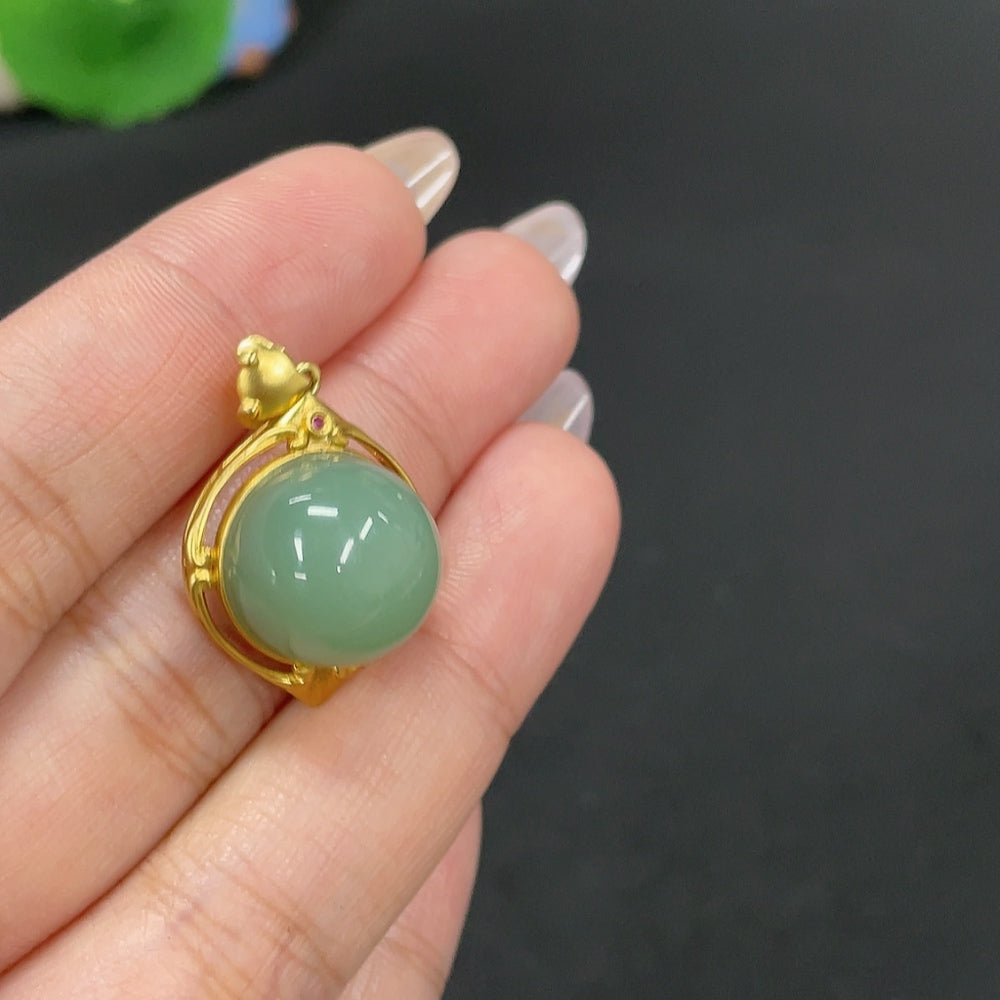 Hetian Jade Jasper Inlaid Pendant, 18k Gold, Total Weight Approximately 5.2g