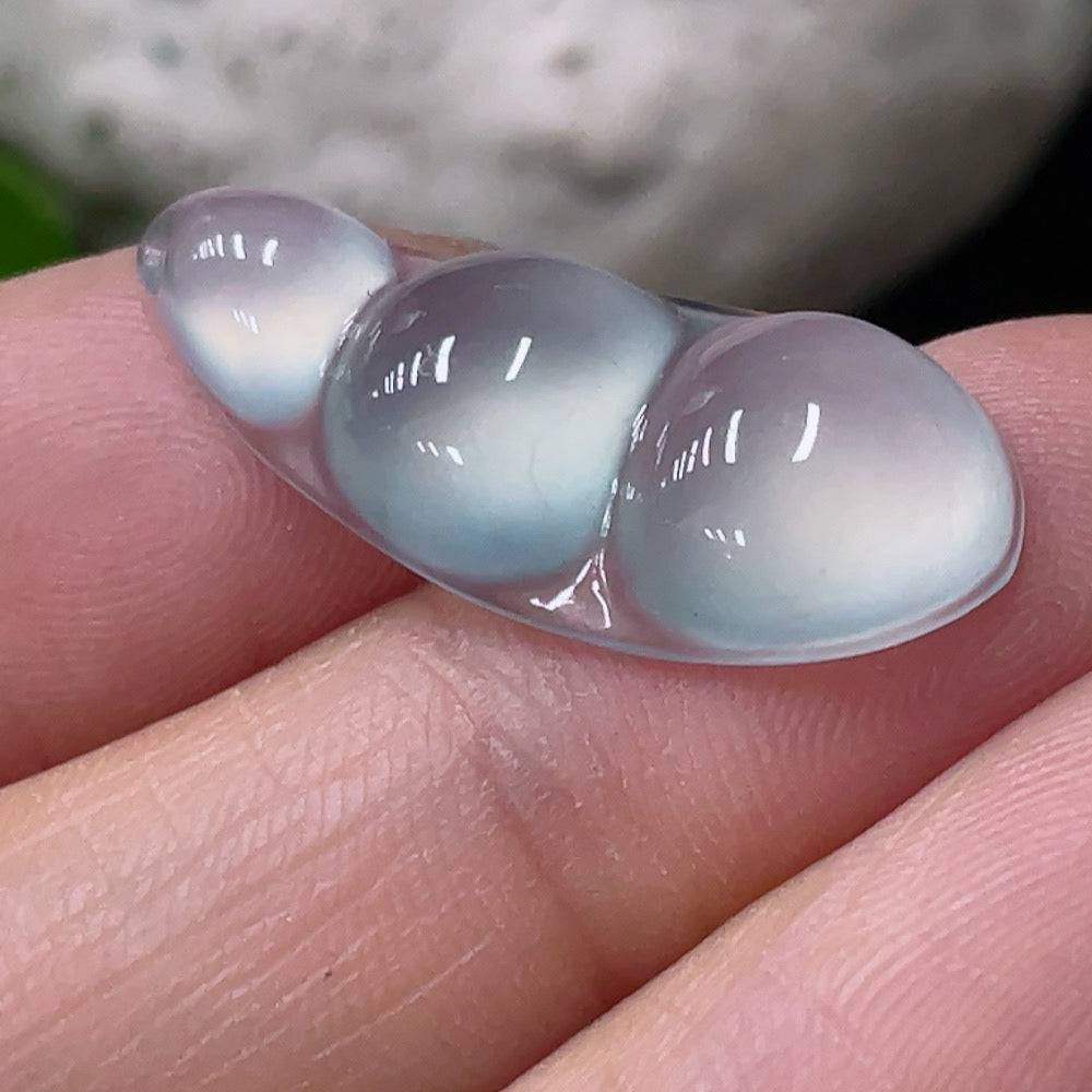 HUILIU HQ jadeite pendant with inlaid lucky beans, approximately 1.86g, featuring smooth green jade and detailed bead accents