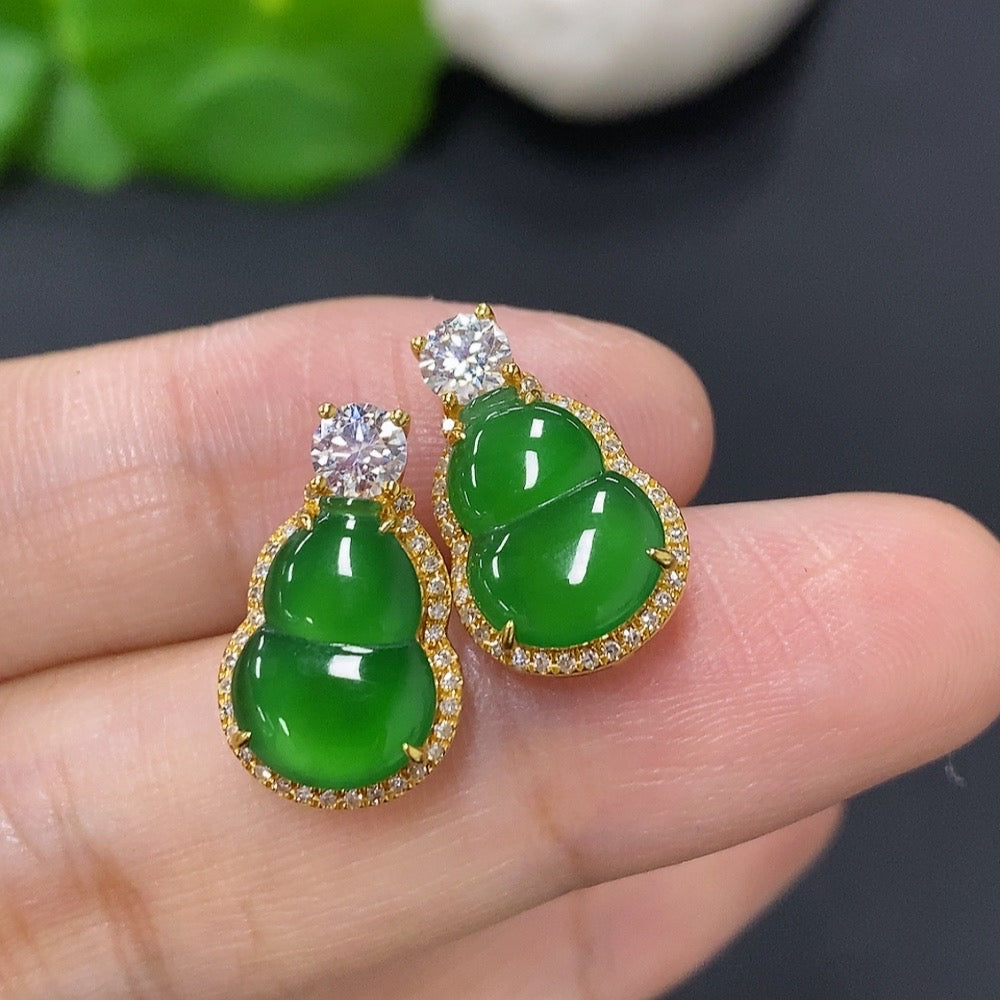 Jadeite gourd inlaid earrings 18K gold total weight approx. 3.4g (only the smallest accent stones are diamonds)