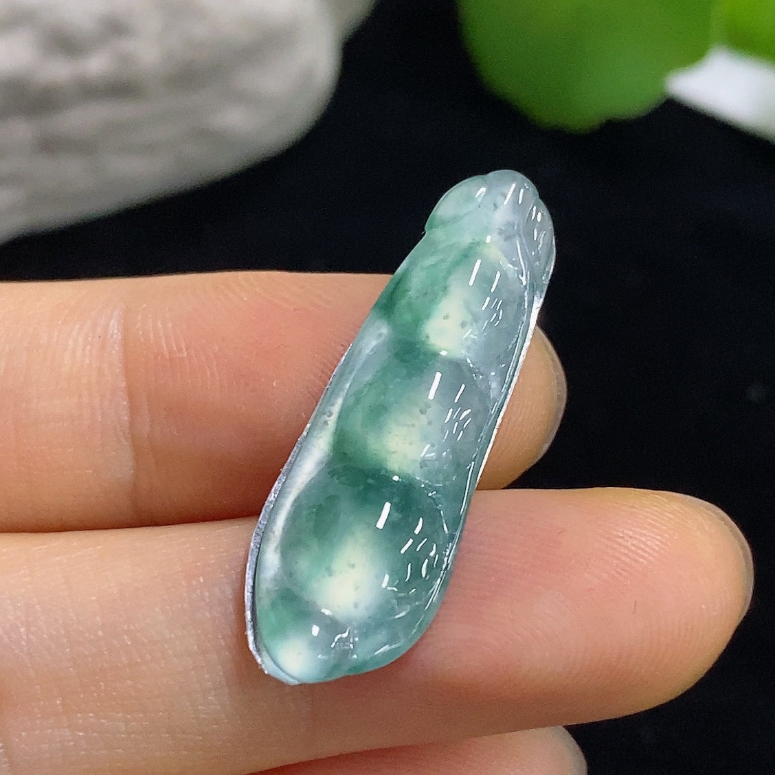 HKHQ jadeite lucky bean inlay jewelry piece, measuring approx. 1.82g, featuring intricate jadeite stone inlay design.