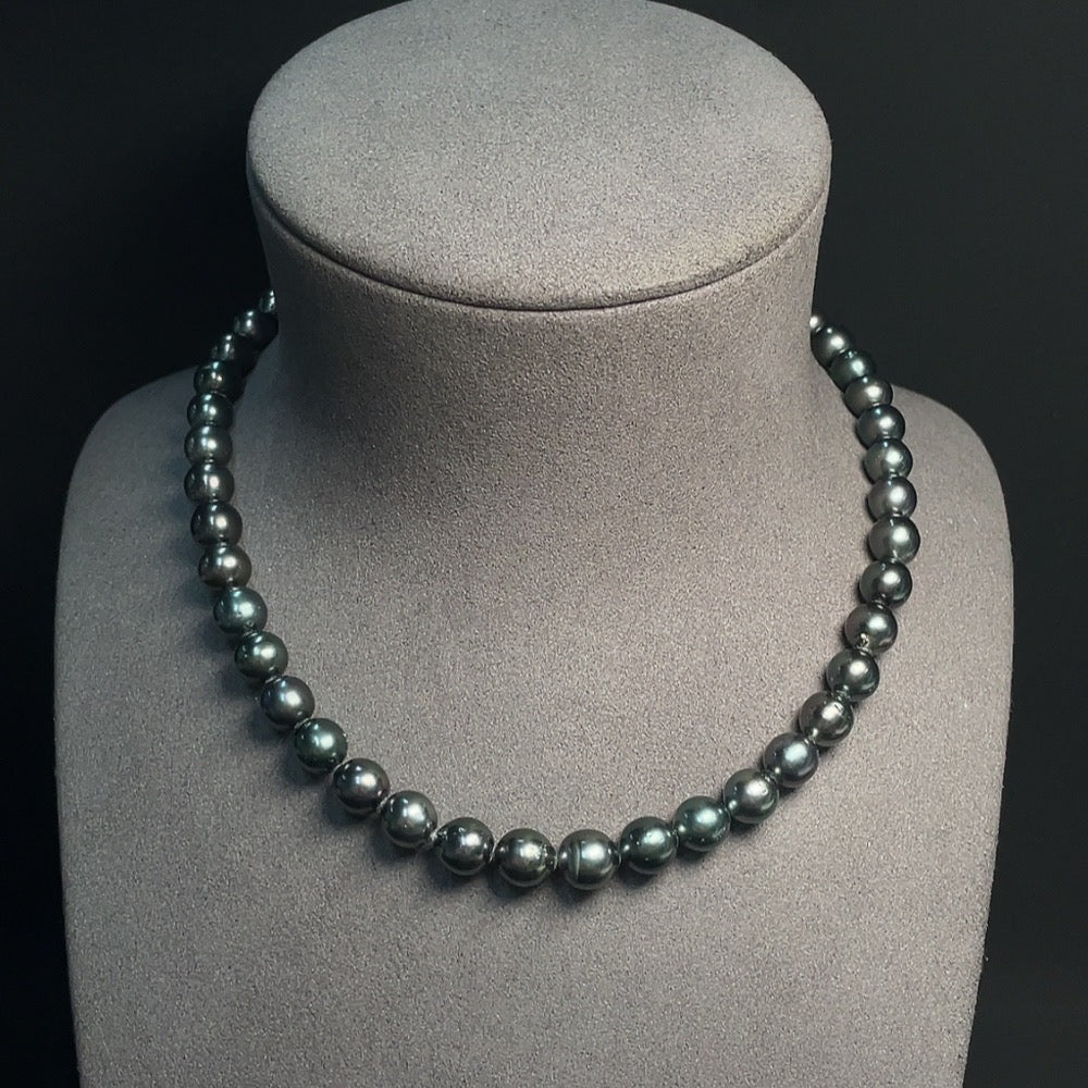 Seawater pearl strand with approx. 8.6mm pearls in non-gold setting, showcasing lustrous pearls and elegant necklace design.