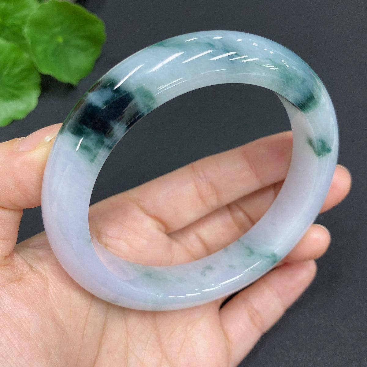 HUILIU HQ jadeite round bangle with a size of 61.7, showcasing smooth, polished jadeite with a total weight of 79.687g.