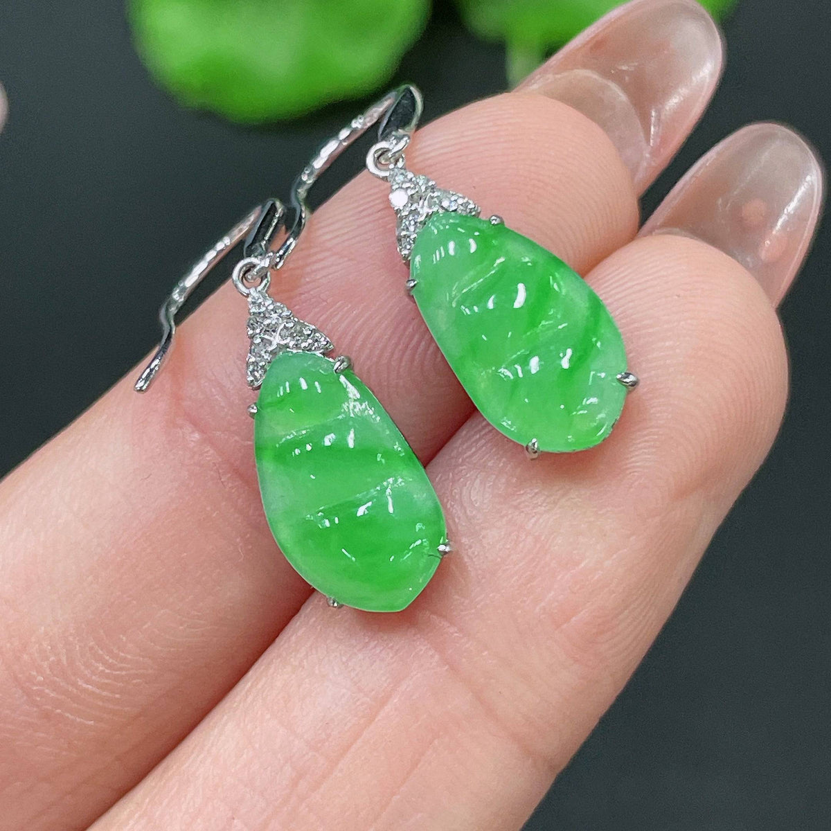 HUILIU HQ jadeite earrings with 18k gold inlay and diamond accents, showcasing elegant design and craftsmanship.