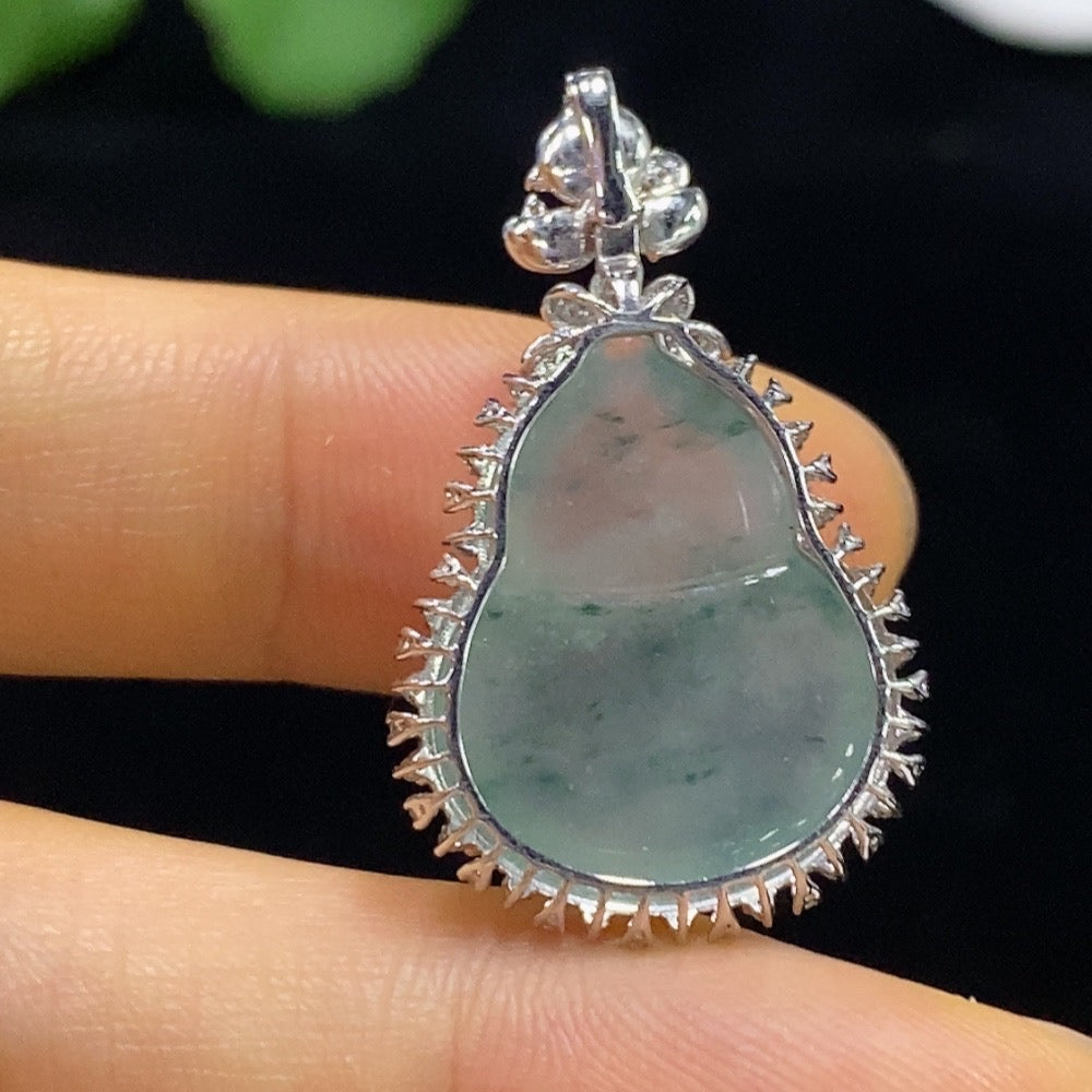 Jadeite gourd pendant with 18K gold inlay and diamond accents, crafted by HUILIU HQ, weighing approximately 4.57g.
