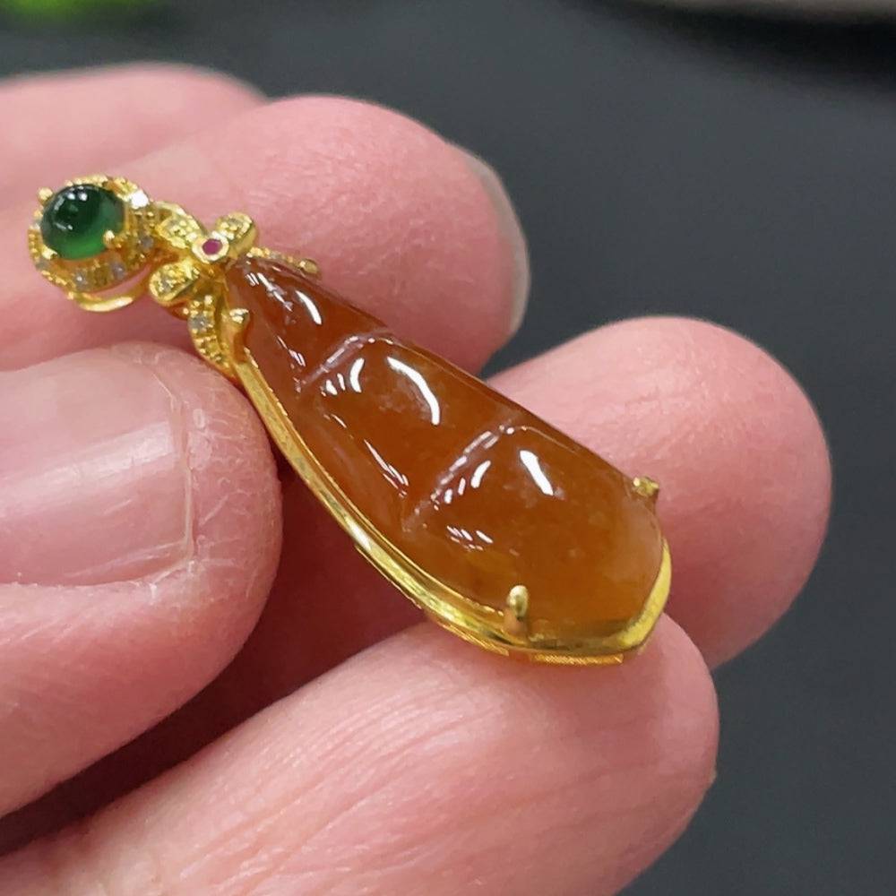 Jadeite Auspicious Bean pendant with 18K gold and diamond inlay, crafted from jade, weighing approx. 1.8g, by HUILIU HQ.
