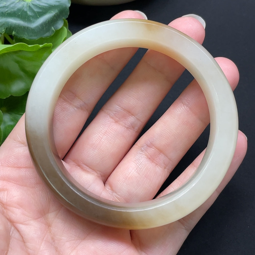 HKHQ Hetian Jade round bracelet with mineral components, 55.8mm diameter, weighing approximately 66.44g, featuring smooth jade beads.