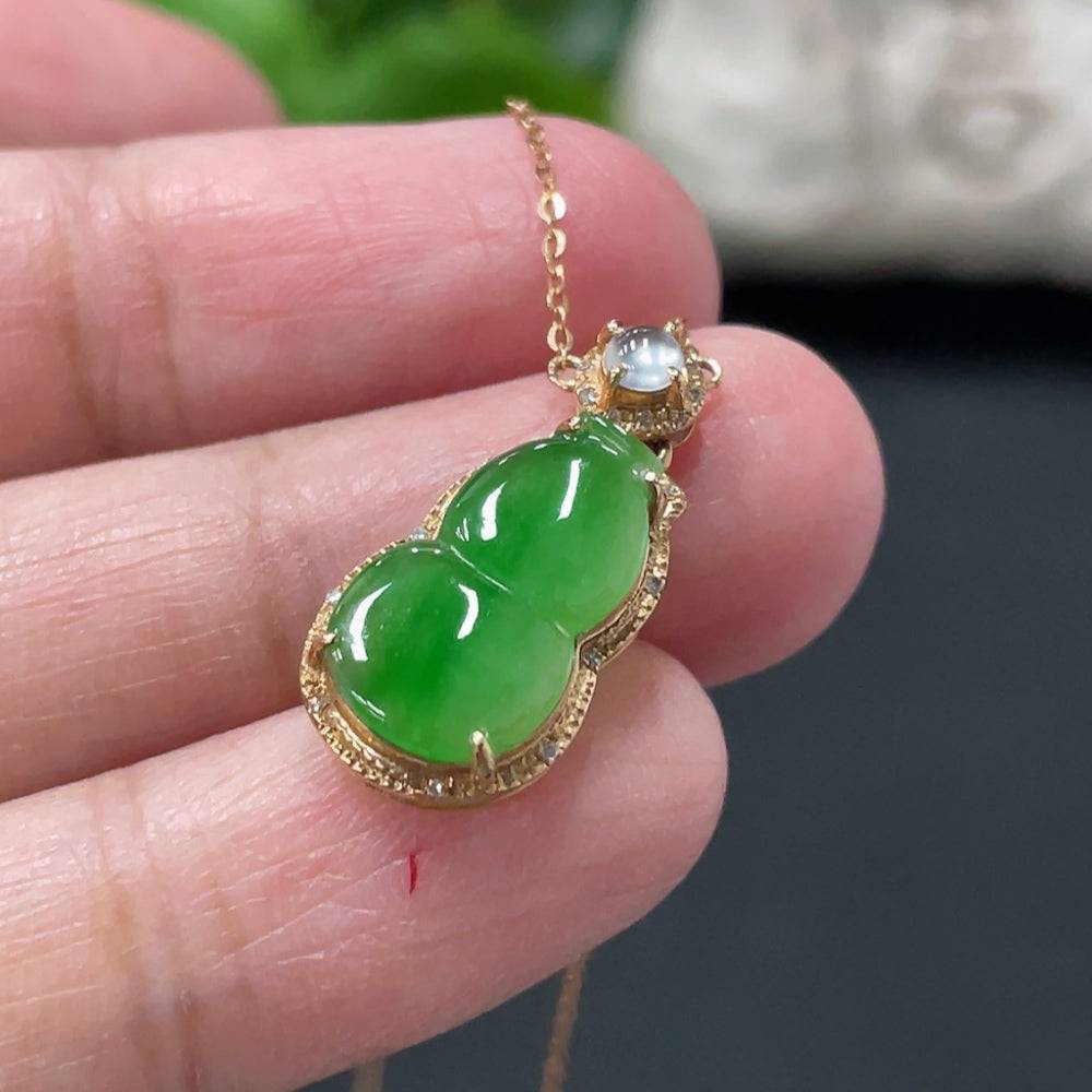 Jadeite gourd pendant collarbone chain by HUILIU HQ with 18k gold inlay and diamond accents, weight approx. 2.15g.