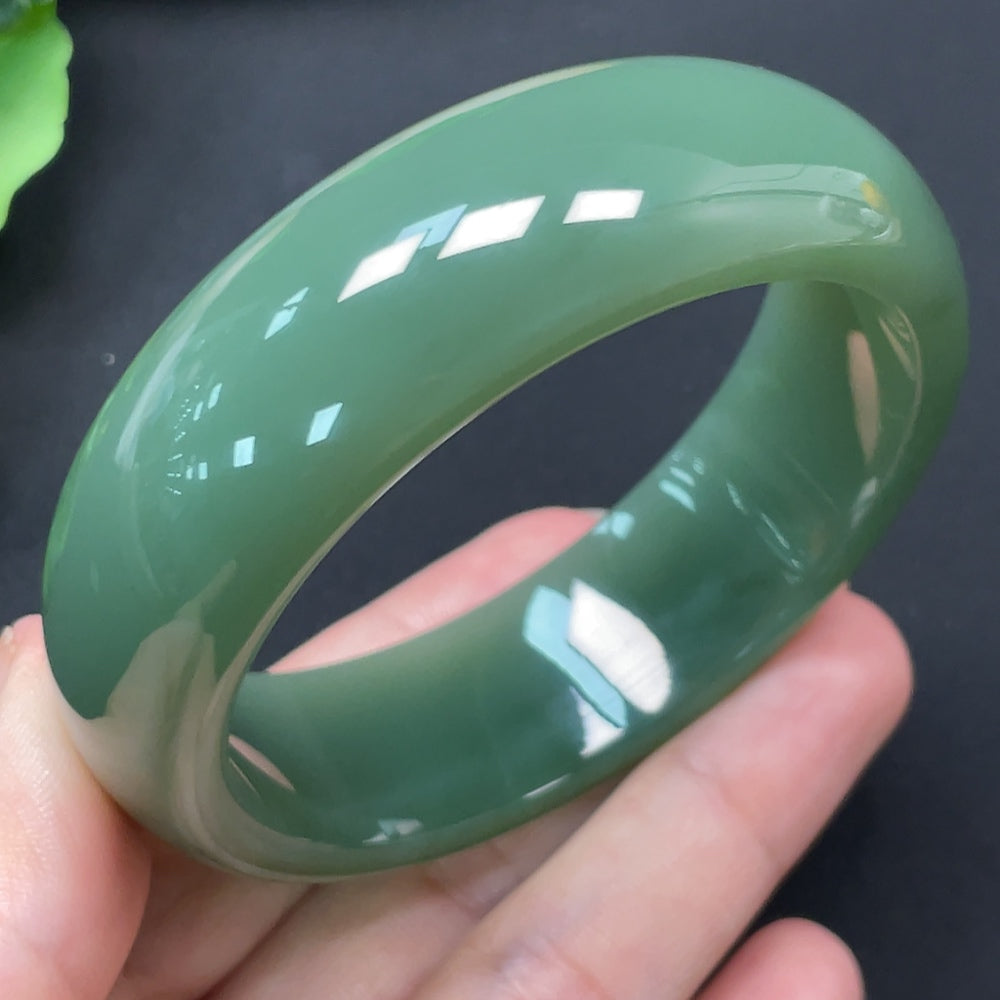 HKHQ Hetian Jade round bracelet, 57.7mm diameter, weighs approximately 80.66g, crafted from smooth, polished jade.