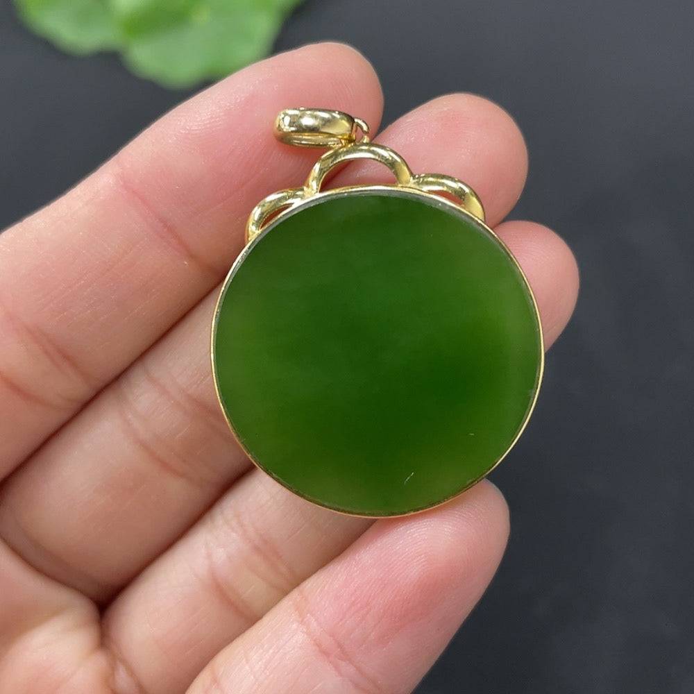 Hetian Jade Jasper inlaid pendant with 18k gold setting, plain design, weighing approximately 8.1g.