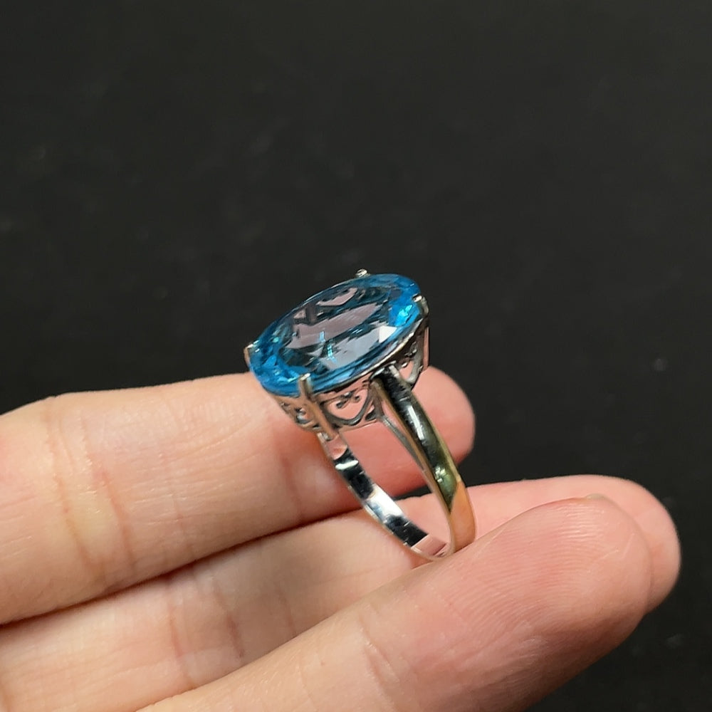 Topaz ring, color origin undetermined, 18K gold