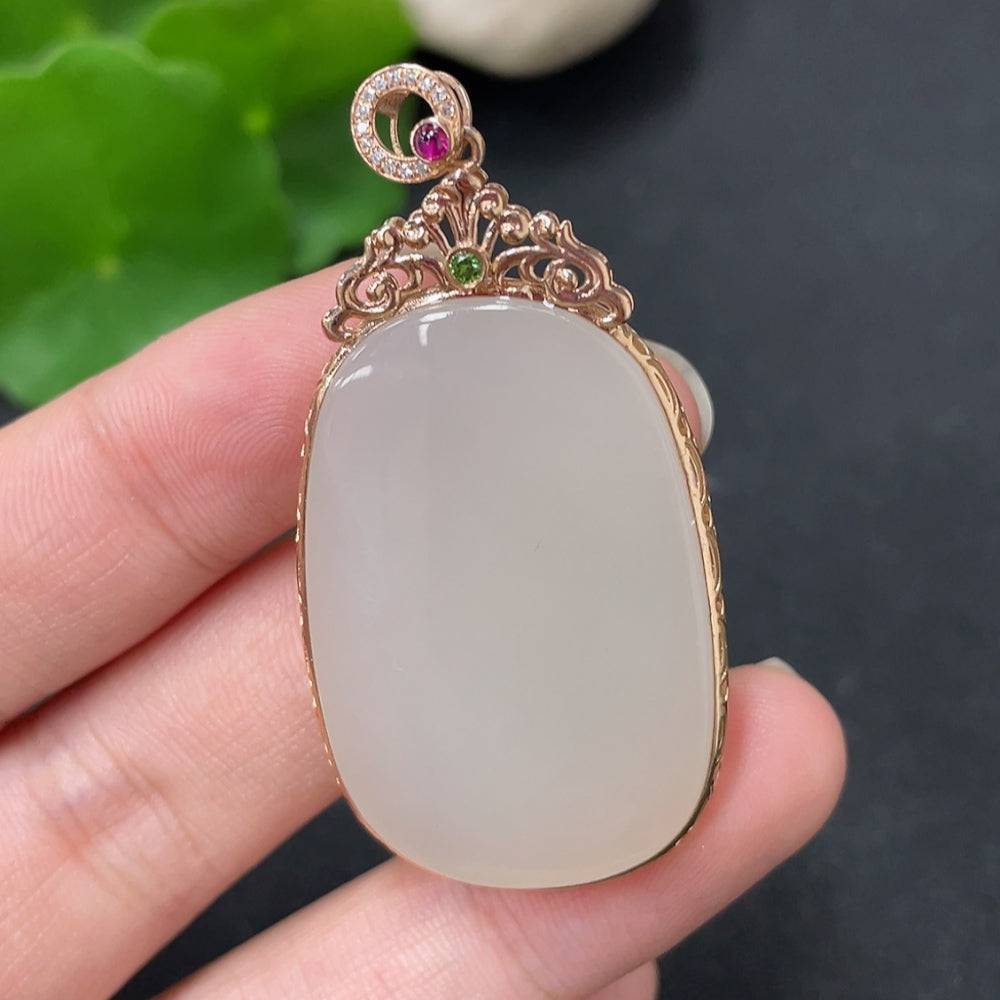 Huiliu certified Hetian jade pendant with inlaid plain design accented by diamonds, showcasing smooth jade surface and elegant craftsmanship.