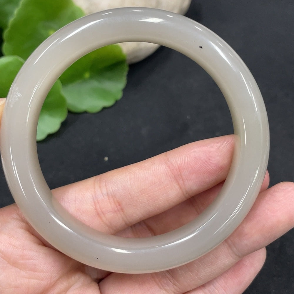 Huiliu certified Hetian jade round bracelet with smooth polished beads, showcasing elegant natural jade color and craftsmanship.