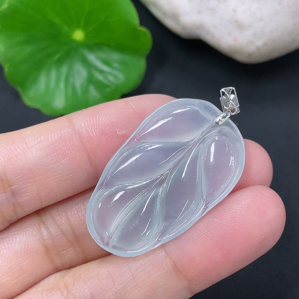Jadeite pendant in leaf shape with 18k gold setting, weight approx. 4g, crafted by HKHQ, featuring smooth, polished jade surface.