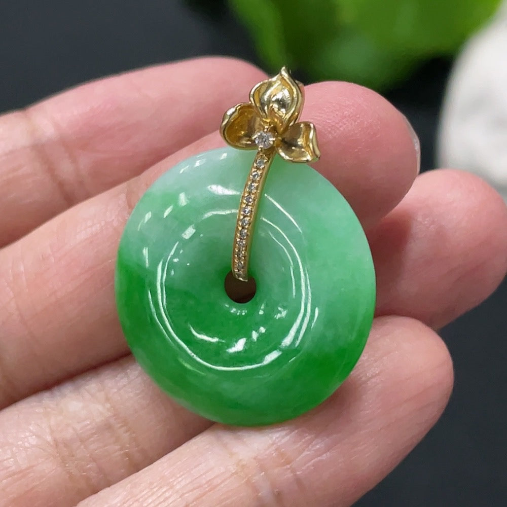 Jadeite Pendant Safety Buckle with 18K Gold and Diamond Accents, Total Weight Approximately 5.75g