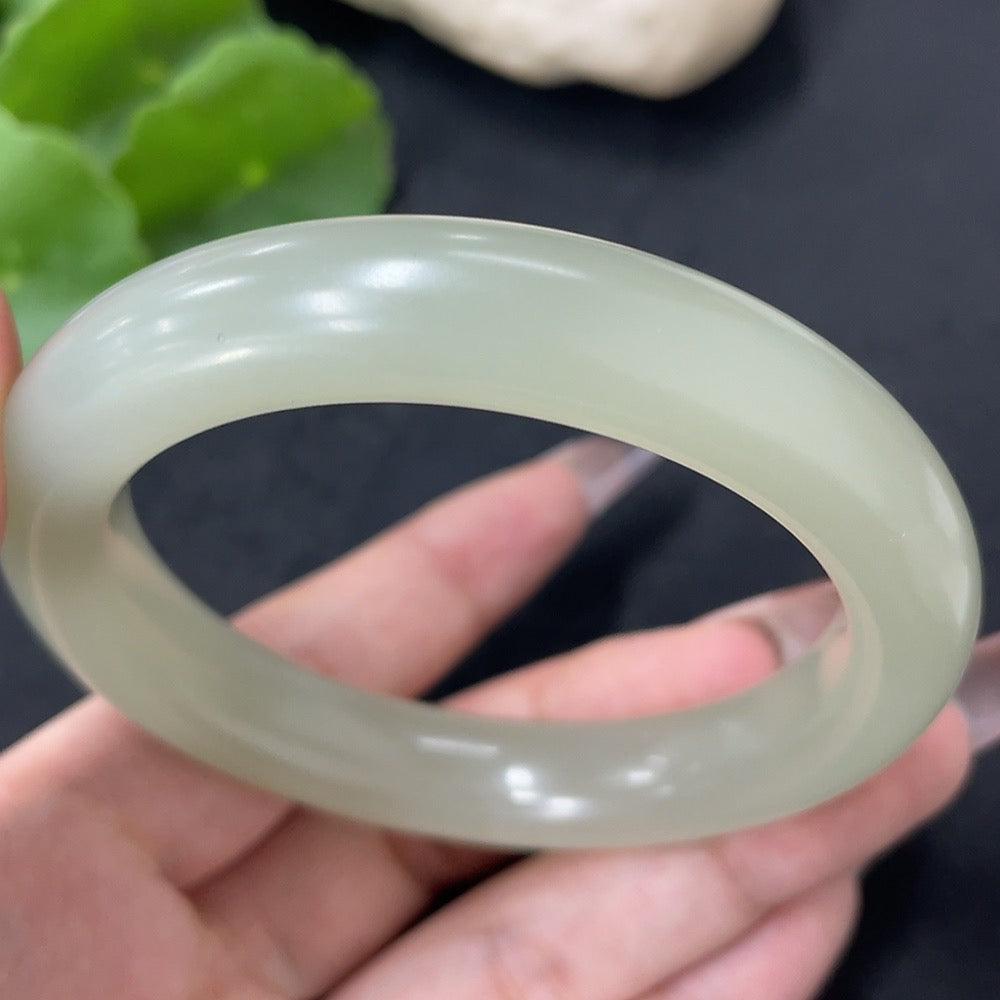 Hetian jade round bracelet with 55.8mm diameter, weighing approximately 58.6g, crafted by HUILIU HQ.