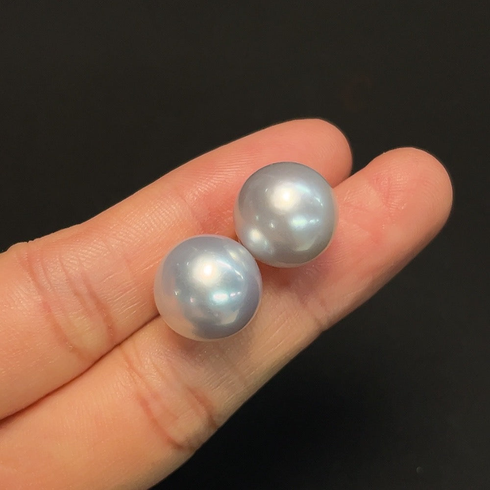 Saltwater pearl stud earrings 18K gold color origin undetermined
