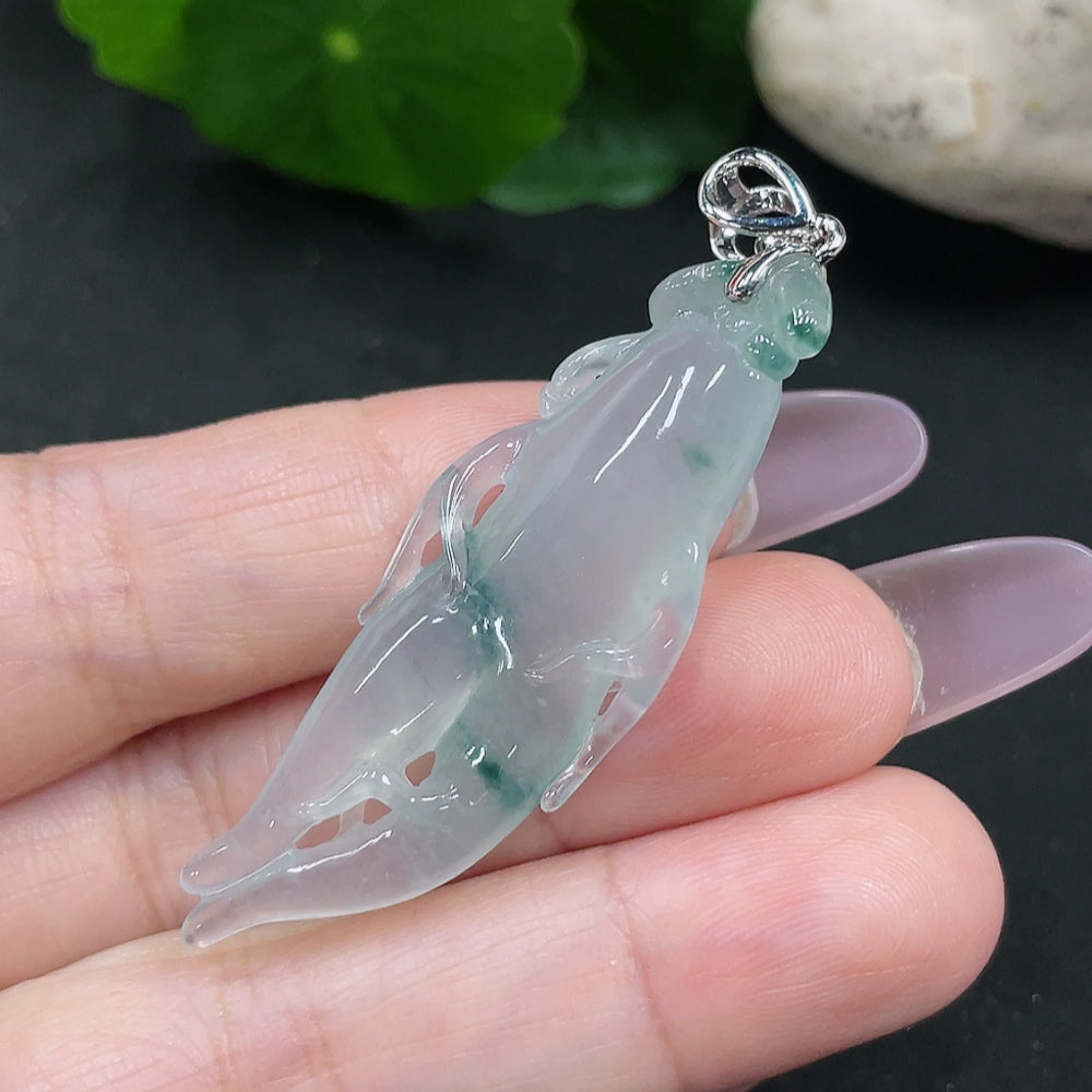 Jadeite auspicious life pendant with 18k gold inlay and diamonds, weighing about 9g, from HUILIU HQ.