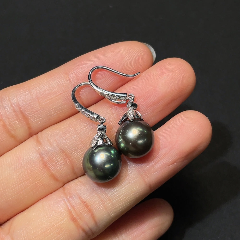 Seawater pearl earrings by HKHQ with 18K gold and diamond accents, featuring 10.6mm pearls and a total weight of 5.58g.