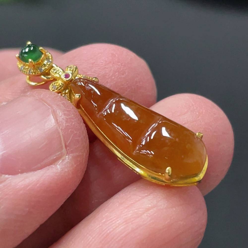 Jadeite auspicious bean pendant by HUILIU HQ with 18K gold and diamond inlay, showcasing a smooth jade surface and fine craftsmanship.