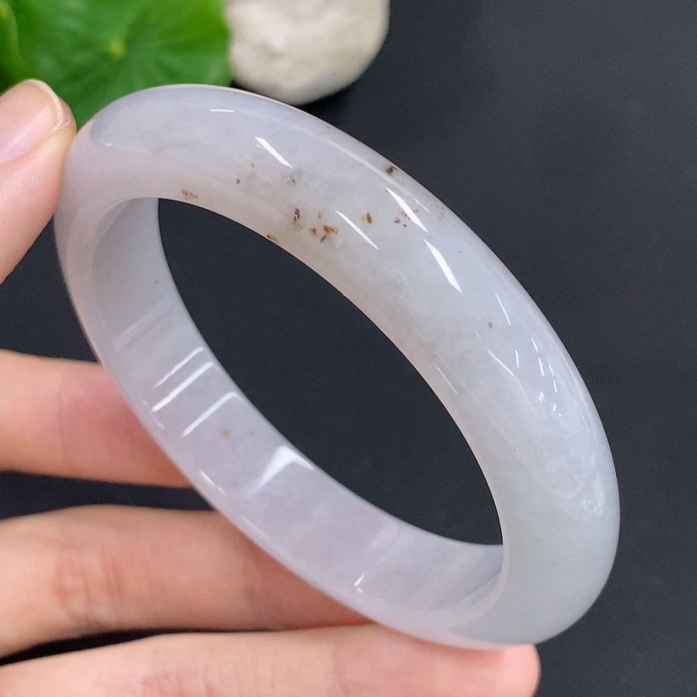 HKHQ jadeite round bangle in size 57.7, featuring a smooth, polished surface and weighing 61 grams.
