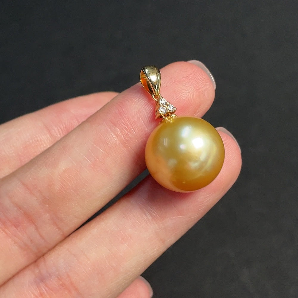 Seawater Pearl Pendant with 18K Gold, Approximately 14.8mm, Color Origin Undetermined, Accented with Diamonds