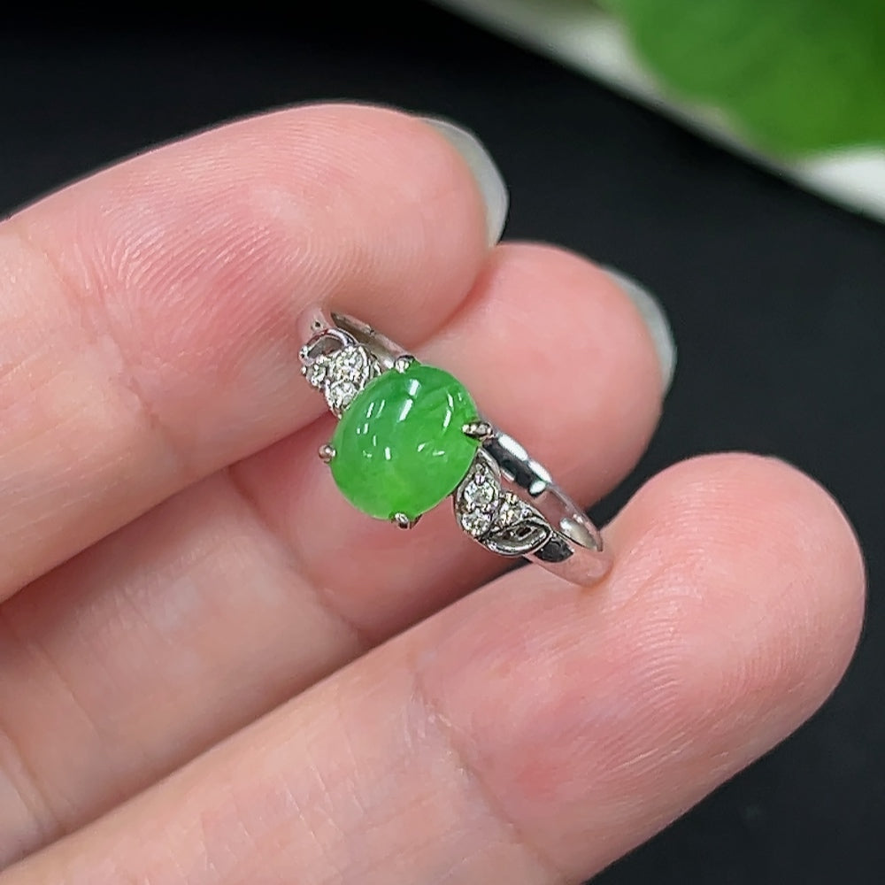 Jadeite inlaid ring in 18K gold with diamond accents