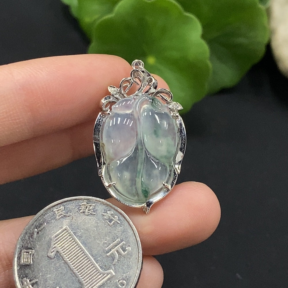 Jadeite leaf pendant in 18K gold with green jade, crafted by HKHQ, weighing approximately 3.34 grams.