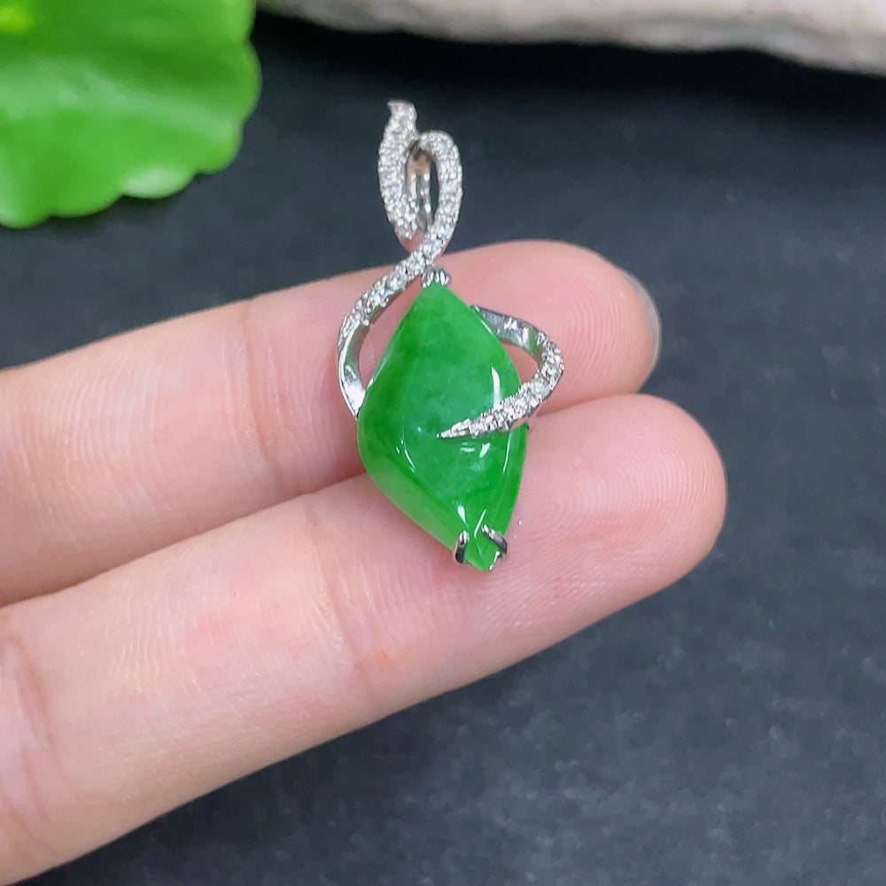 Jadeite Pendant 18K Gold with Diamond Accent