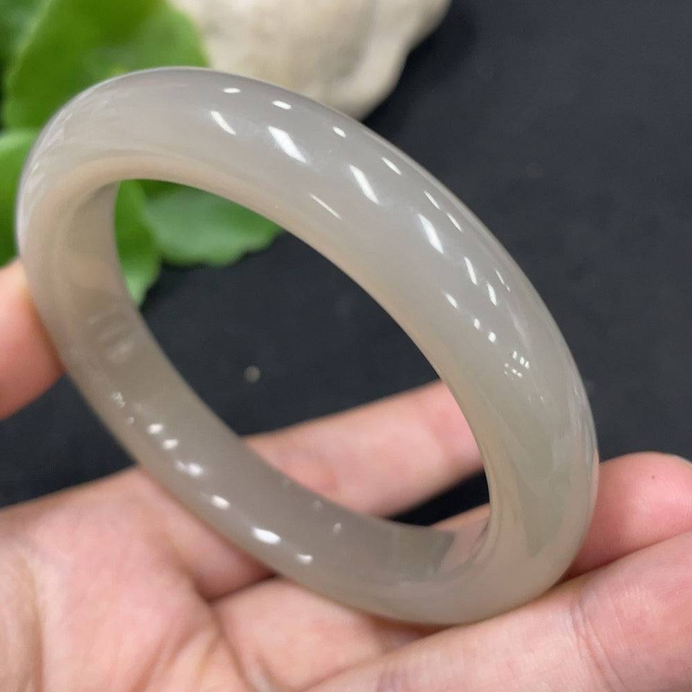 Huiliu certified Hetian jade round bracelet with smooth, polished jade beads, showcasing elegant craftsmanship.