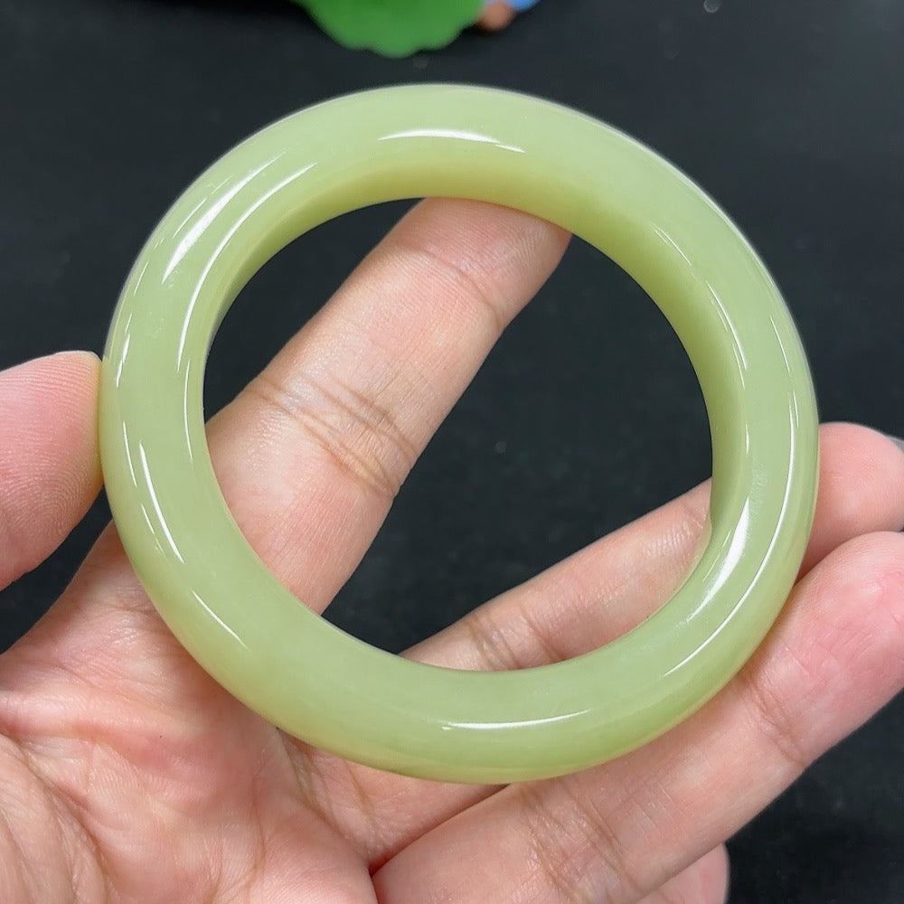 HKHQ Hetian Jade round bracelet with 53.1 size and 62g weight, featuring smooth polished jade beads.
