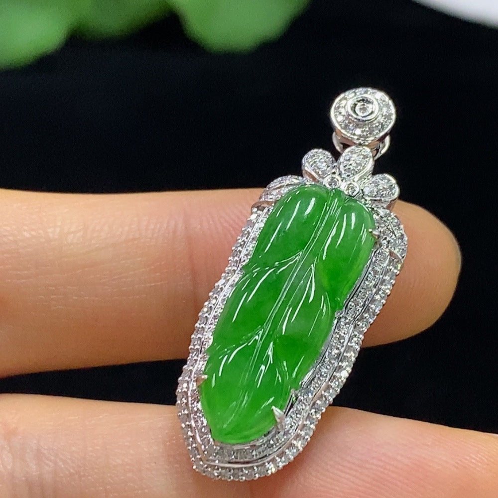 Jadeite leaf pendant with 18k gold accents and diamond details, crafted by HUILIU HQ, weighing approximately 4.92 grams.