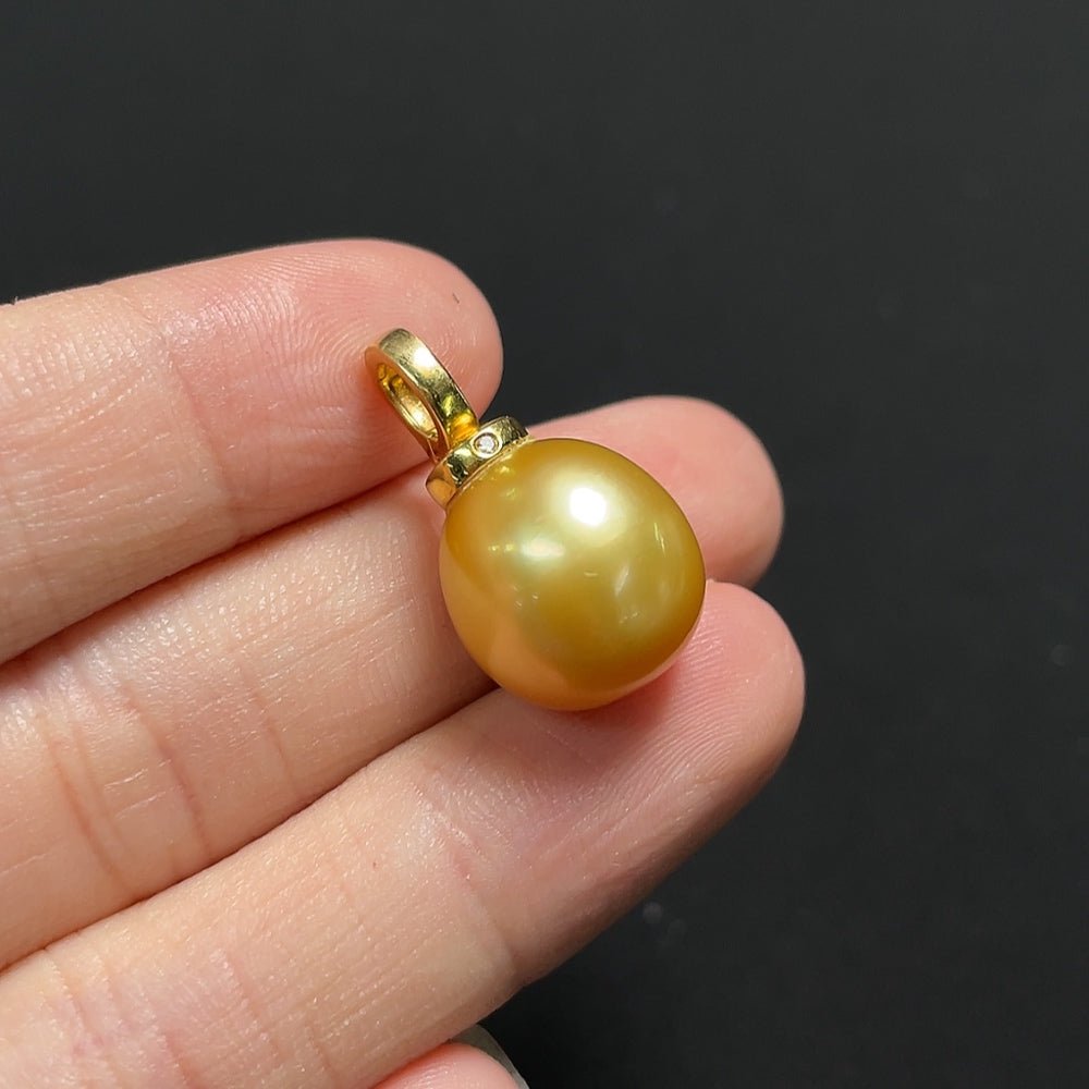 Saltwater Pearl Pendant with Diamond Accents in 18K Gold (Color Origin Undetermined)