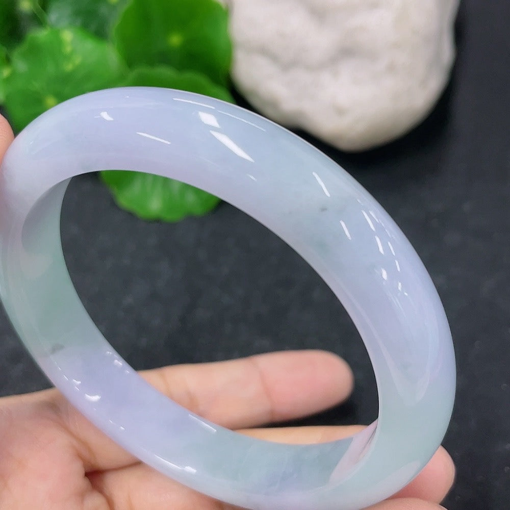 HKHQ Jadeite round bangle with a 57.9mm size and 55g weight, showcasing smooth, polished jadeite craftsmanship.