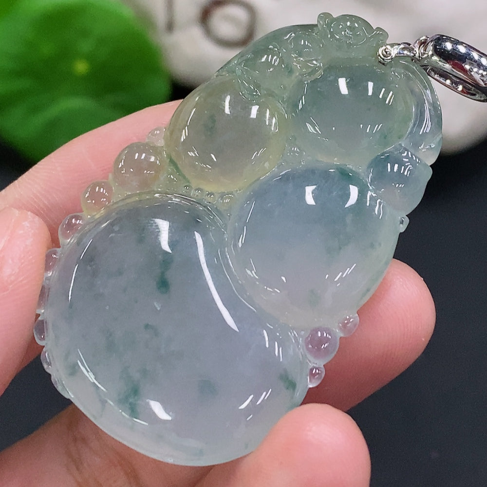 Jadeite Gourd Pendant with 18K Gold Clasp, Total Weight Approximately 26.3g