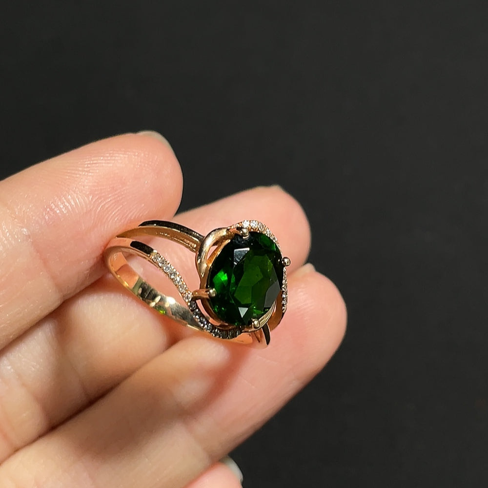 Diopside ring with diamond accents in 18K gold, featuring a detailed close-up of the elegant jewelry design.
