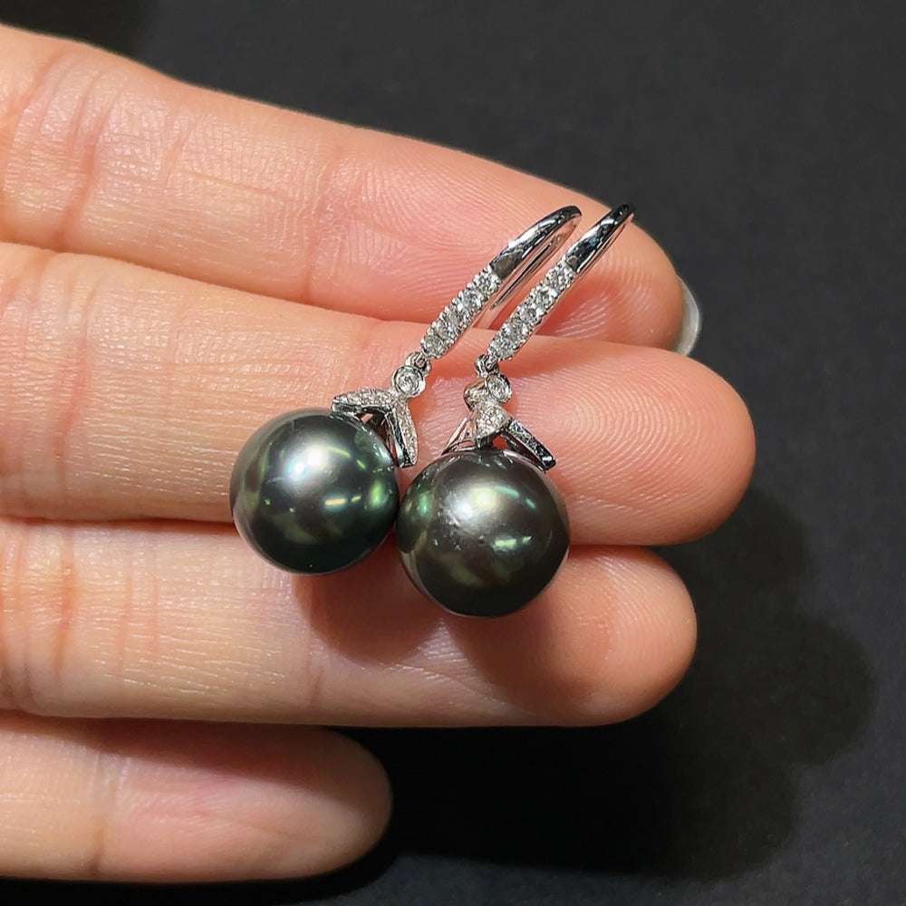 HKHQ seawater pearl earrings with 18K gold and diamond accents, featuring 10.6mm pearls and a total weight of 5.58g.