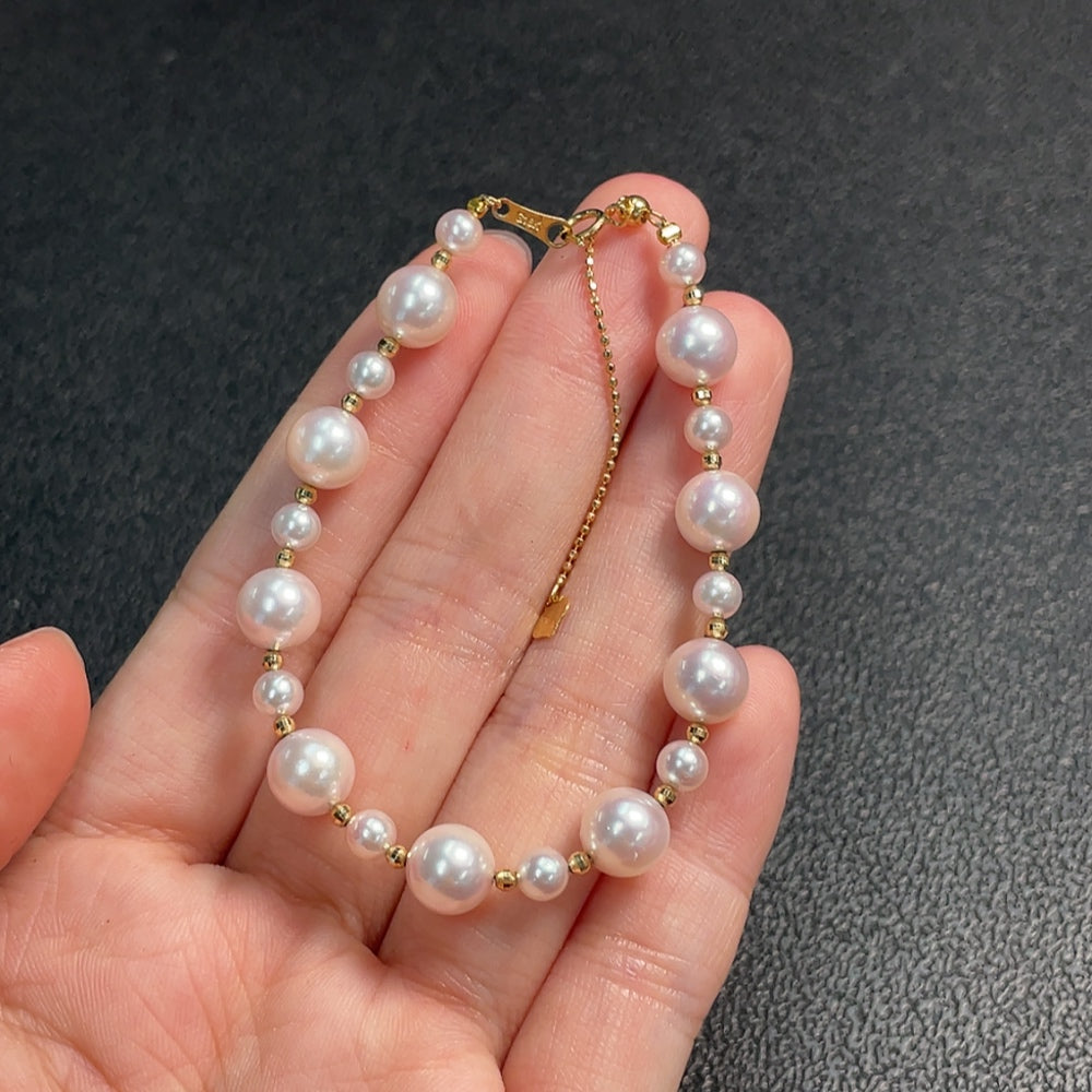 Seawater pearl bracelet by HUILIU HQ with red marked beads, 18k gold chain and clasp, 4.3-7.2mm pearls, total weight 7.24g.