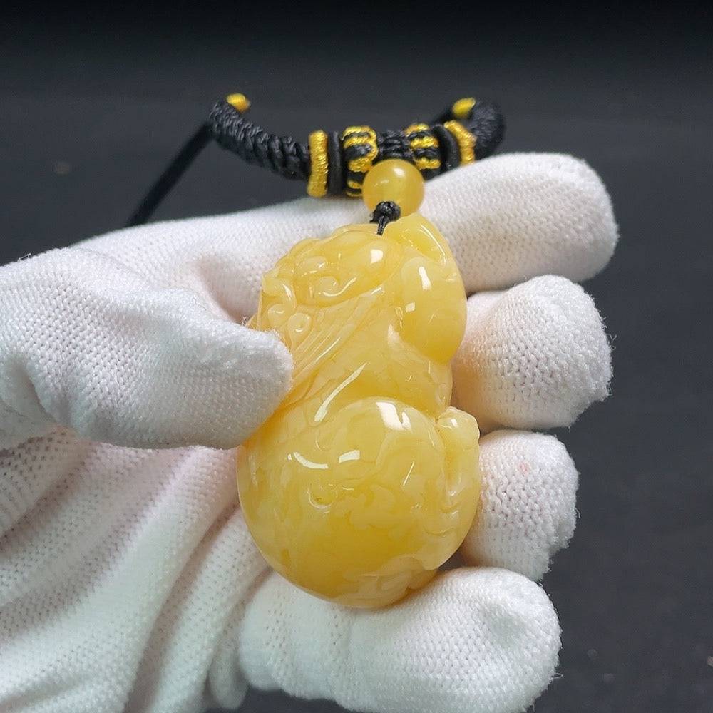 HUILIU HQ amber beeswax pendant with rope necklace, showcasing a polished amber piece with natural amber and beeswax textures.
