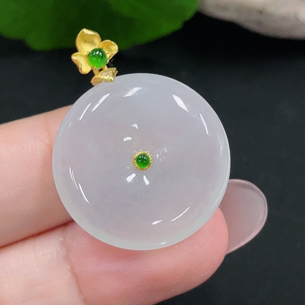 Colgante de seguridad de jadeíta con oro de 18K, peso total aprox. 6.2g (acentos de diamante)