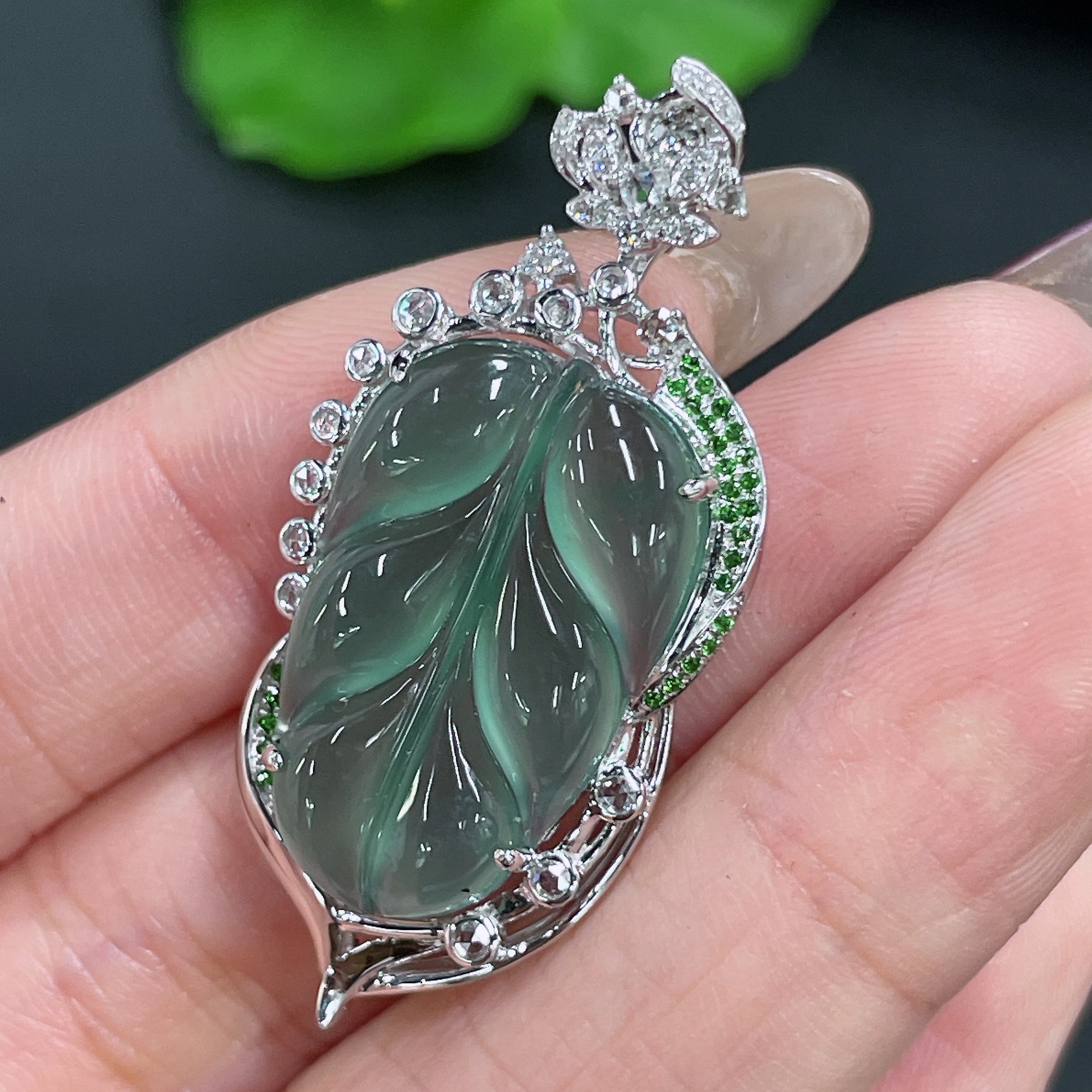 Jadeite Pendant Leaf 18k Gold Inlaid with Diamond Colorless Total Weight Approx. 6.7g