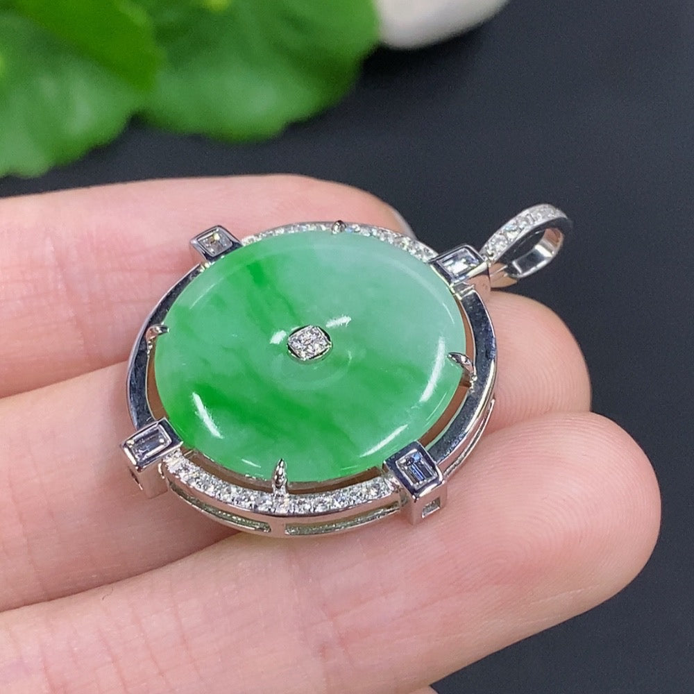 Jadeite Safety Buckle with 18K Gold, Set with Diamonds