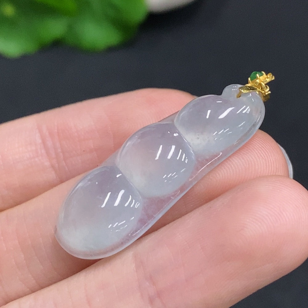Jadeite lucky bean pendant with 18K gold clasp and diamond accents, crafted by HUILIU HQ, weighing approximately 5 grams.