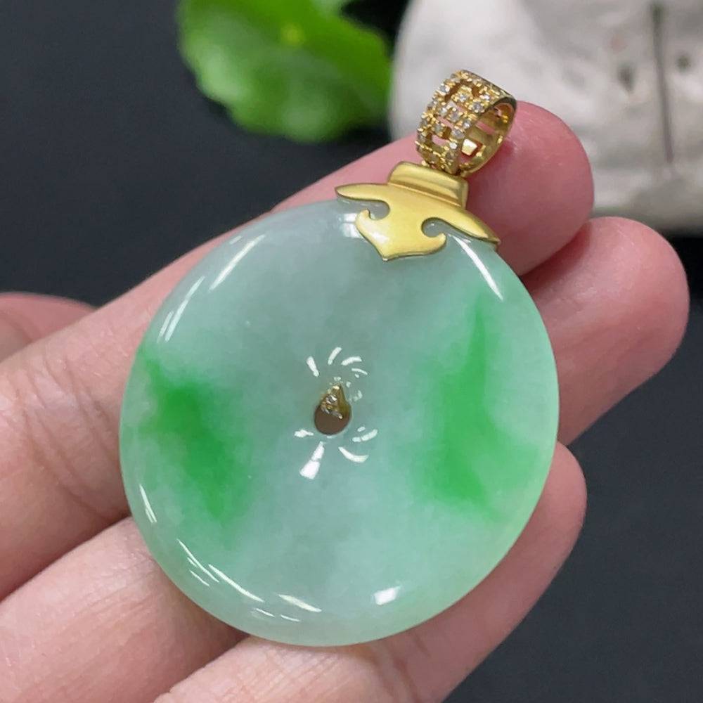 Jadeite peace knot pendant with diamond accents, 18K gold clasp, crafted by HUILIU HQ, weighs approximately 11.88g.