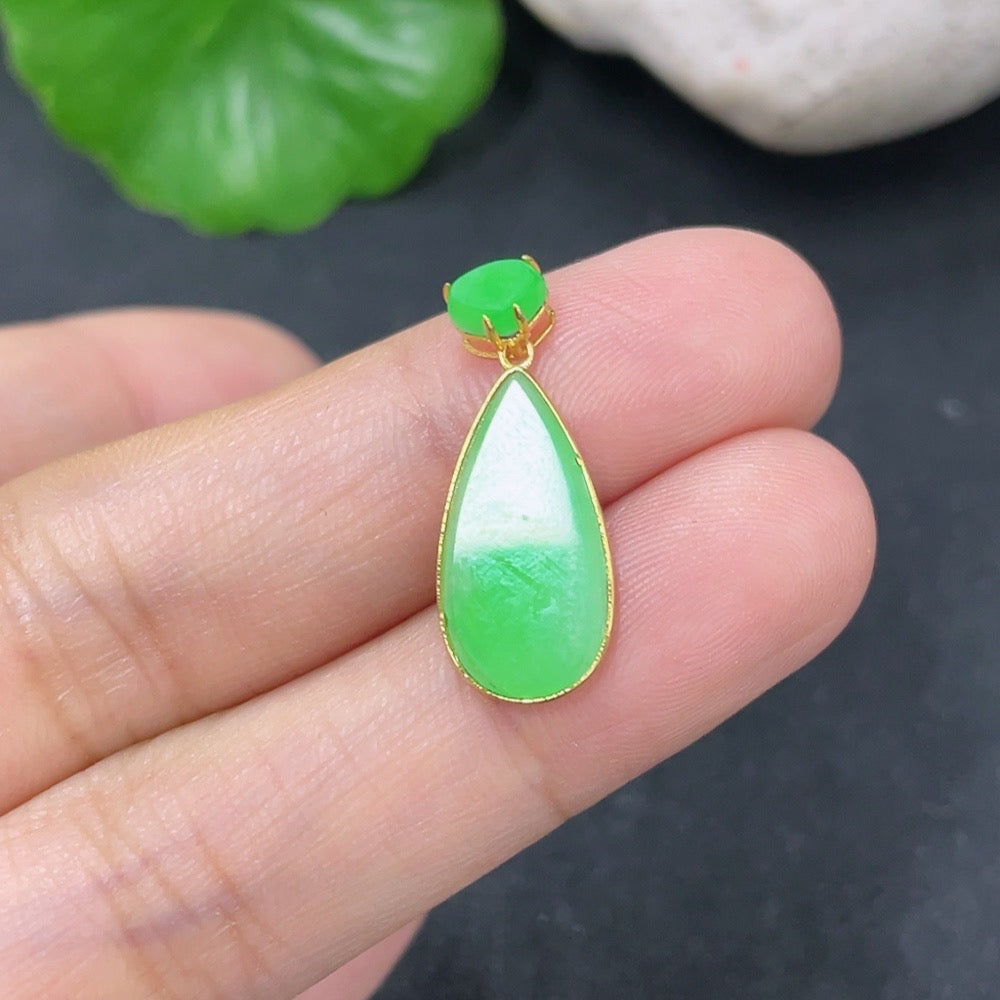 Jadeite inlaid pendant with 18k gold setting, lightweight jewelry piece weighing approximately 1.35g, from HKHQ.