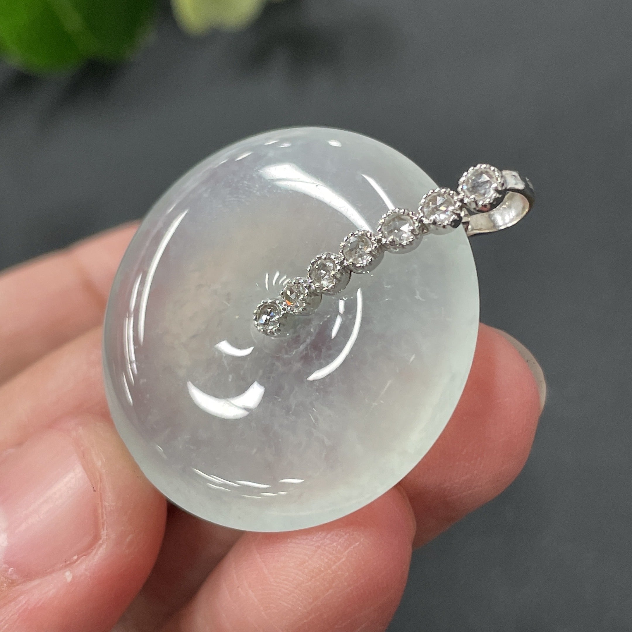 JadeitePeace Pendant with 18K Gold Clasp, Total Weight 9.8g